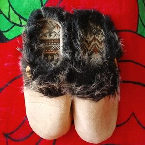 XL Women's Lined Fuzzy Slippers With Tread